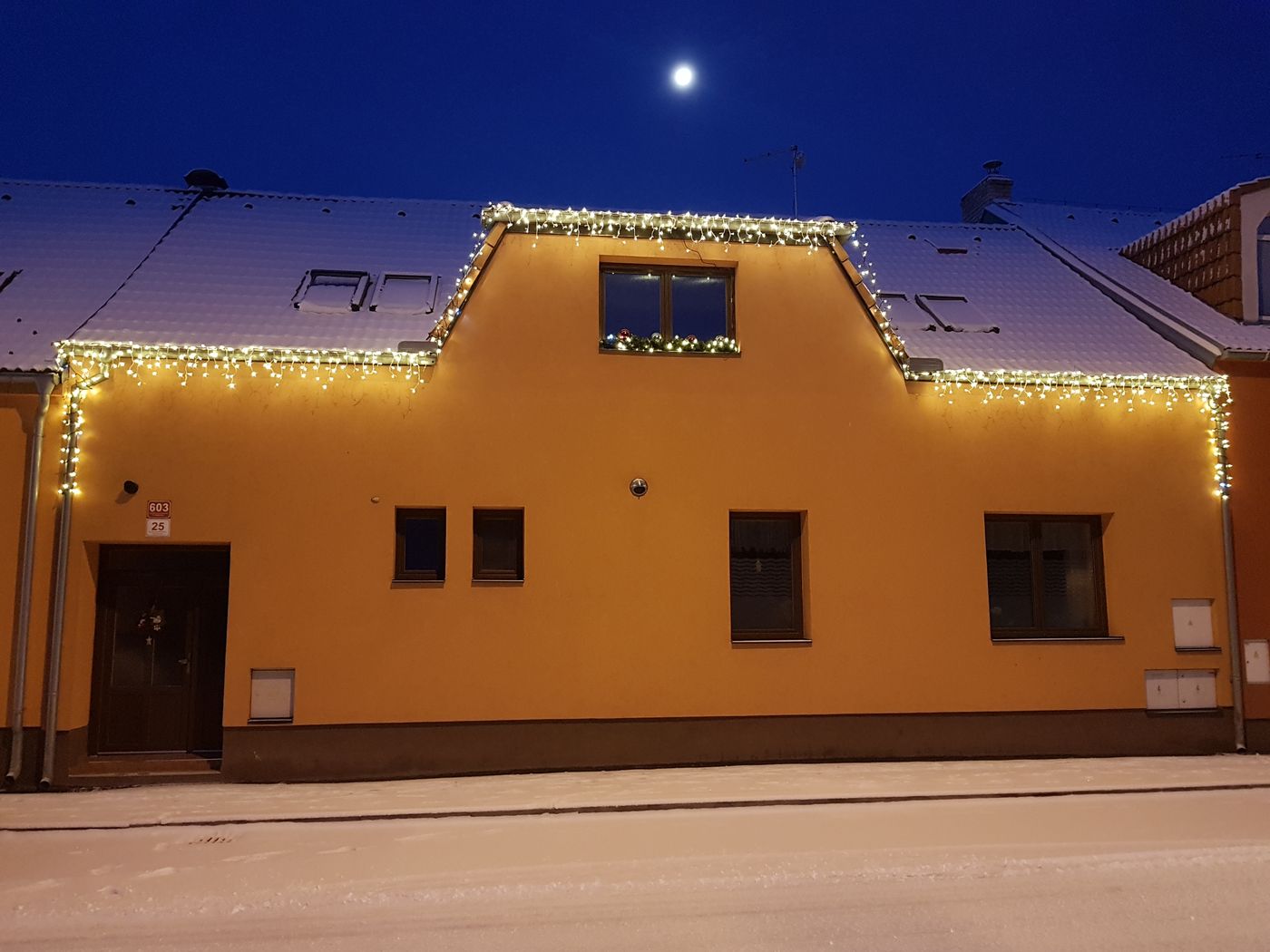 světelné LED rampouchy rodinný dům